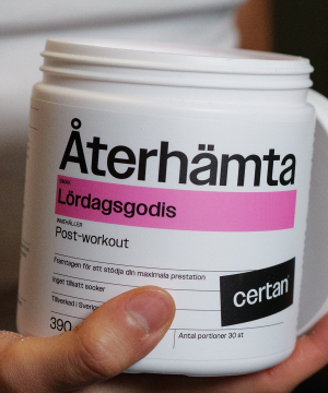En hand som håller i en burk med Återhämta lördagsgodis